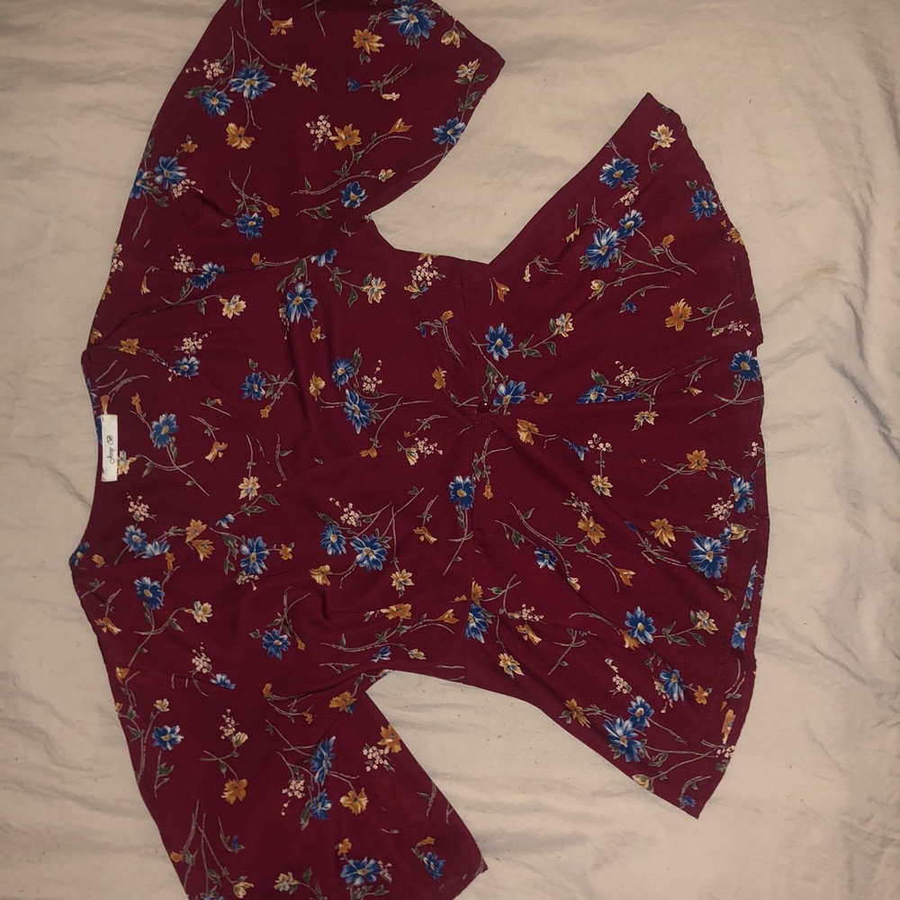 Cute floral button up blouse.